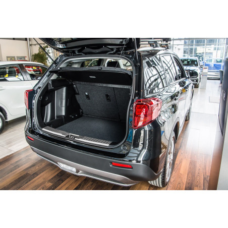 SUZUKI VITARA II 2015+ PROTETTIVA MODANATURA SOTTOPORTA BAGAGLIAIO (Cod. AP-33060_A4x4)