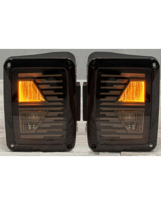 JEEP WRANGLER JK 2007-2018 FANALI POSTERIORI LED MODELLO ARROW (Cod. AP-35553_A4x4)