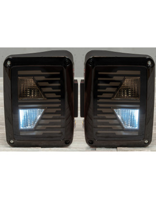 JEEP WRANGLER JK 2007-2018 FANALI POSTERIORI LED MODELLO ARROW (Cod. AP-35553_A4x4)