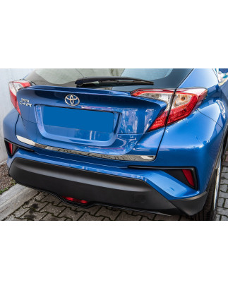 TOYOTA C-HR AX10 2016-2023 DECORATIVA MODANATURA PORTELLONE BAGAGLIAIO (Cod. AP-48361_A4x4)